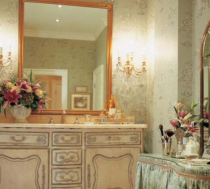 tapeta v štýle vintage-elegantná-kúpeľňa-dekor-nápad-luxusná-dekoratívna-kúpeľňa