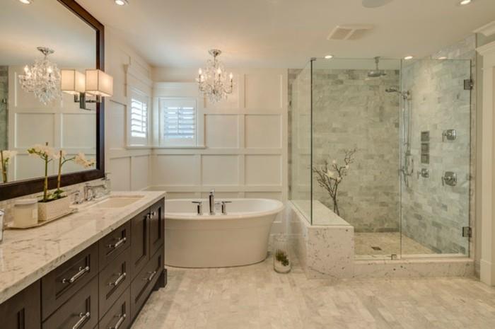 dekoratívne-tradičné-a-elegantné-kúpeľňa-sprchovací kút-biela-oválna-kúpeľňa-nábytok-v-dreve-veľké-lesklé-zrkadlo-majestátne