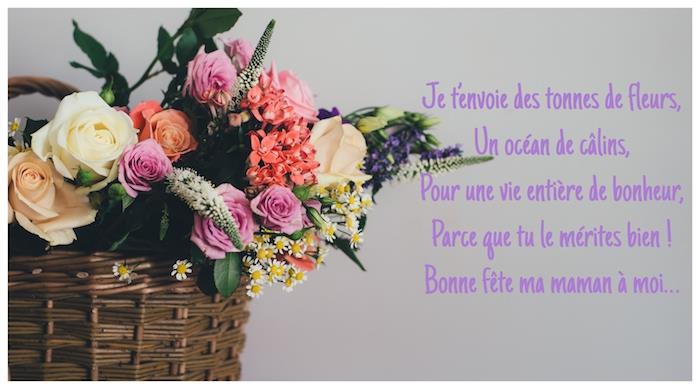 Korg med blommor, rosor och andra sommarblommor, citat att skicka till sin mamma för att hälsa henne på hennes födelsedag, skicka ett meddelande till mamma, grattis på födelsedagen mamma
