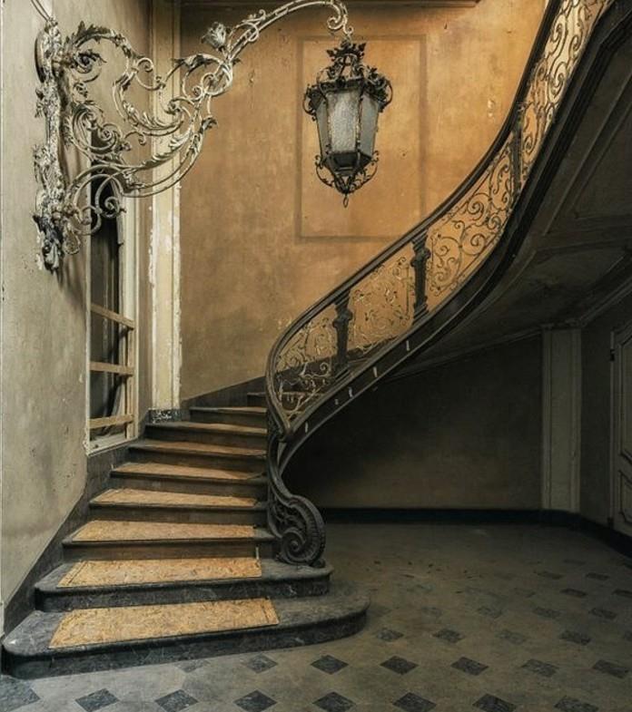 deco-vintage-trappa-som-ger-känslan av att vara-i-en-formidabel-slott-vintage-lykta-räcke-trappa-med-vackra-mönster