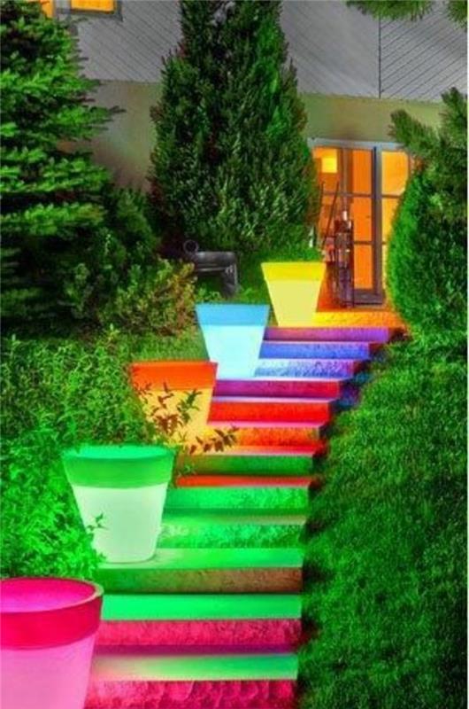 idé-deco-exteriör-trappa-extremt original-blomkrukor-med-LED-belysning