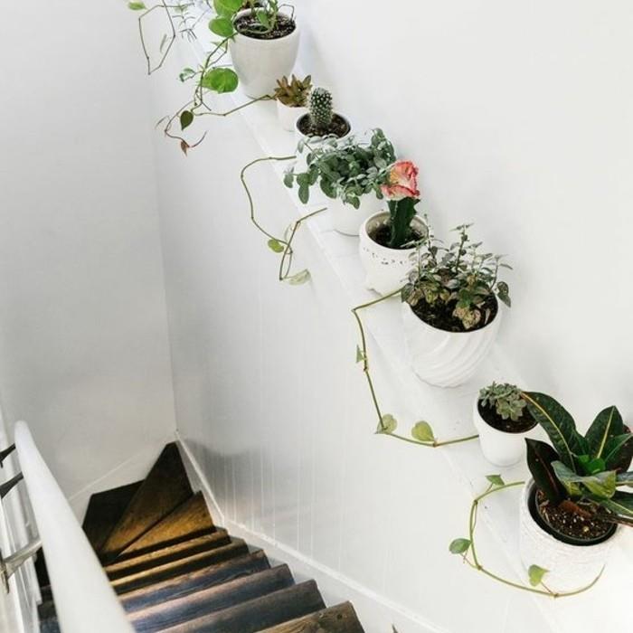 en-vacker-deco-trappa-i-slitna-trä-dekoration-i-blommor-som-spring-längs-trappan