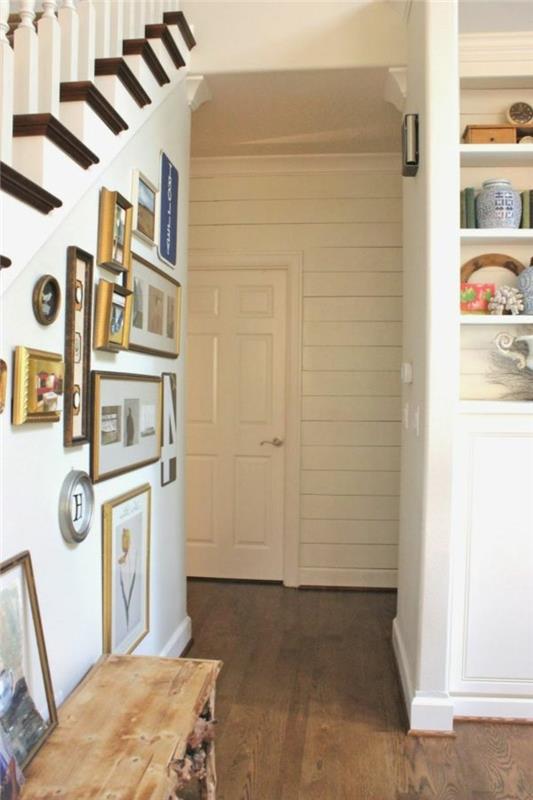 Träbänk, trappor för dekorationsgångjärn, vit idé som målar en lång och smal hall, vidgar din hall