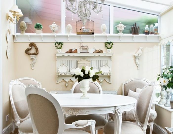 veranda-layout-i-en-vintage-stil-deco-veranda-i-vita-och-grå-vackra-dekorativa-detaljer-som-ger-en-mysig-sida