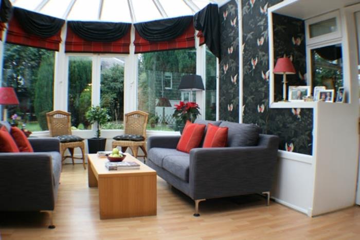 veranda-i-svart-rött-och-grå-rotting-stolar-trä-soffbord-lyx-veranda