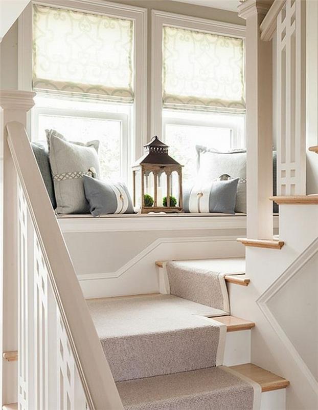 trappa-deco-med-en-möblerad-sits-nära-fönstret-en vila-område-på-landning-och-perfekt-trappa-deco-idé