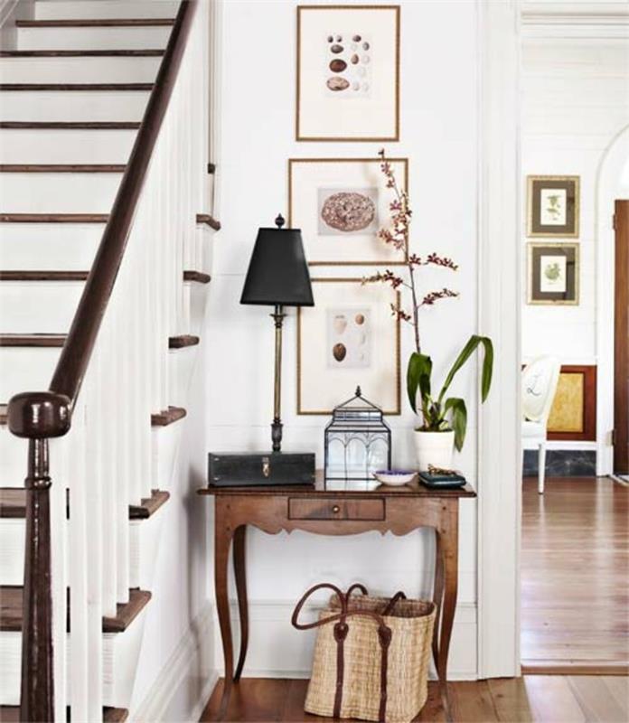 vintage-stil-trappa-deco-vintage-bordslampa-vacker-vägg-dekoration-vintage-lykta-litet bord