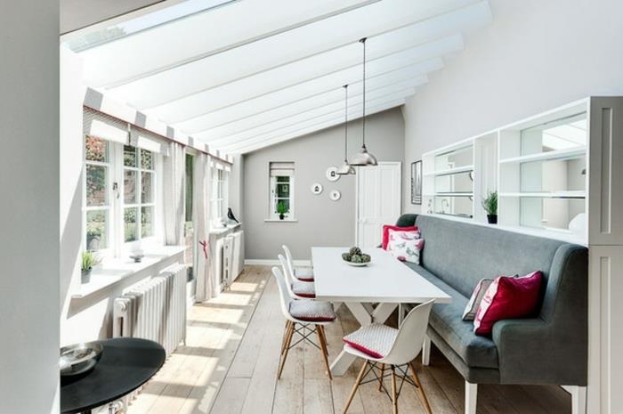 deco-veranda-en-blanc-veranda-dekoration-i-en-mycket-elegant-stil-vita-möbler-och-en-kontrasterande-grå-soffa