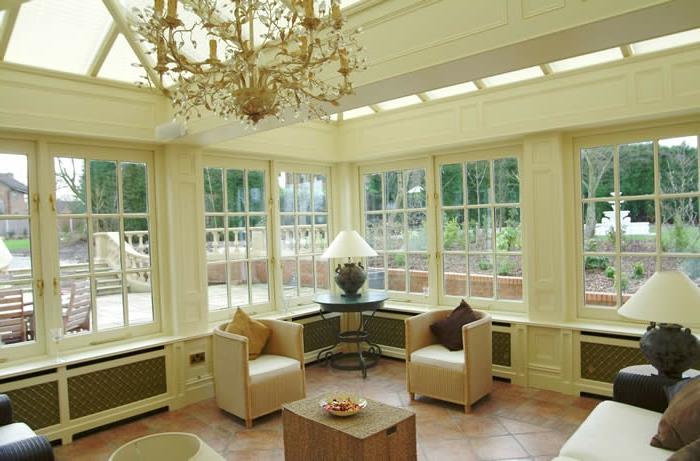 deco-veranda-en-blanc-gammal stil-vintage-möbler-välkomnande-atmosfär