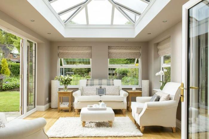 deco-veranda-en-blanc-nykter-stil-och-estetiska-vita-möbler-laminat-golv-veranda-möblerade-i-litet vardagsrum