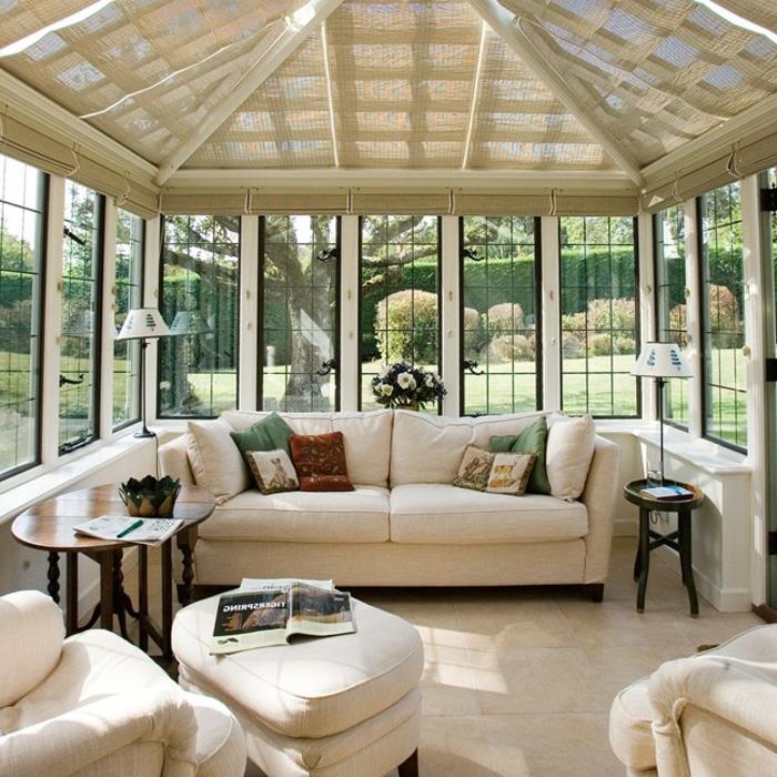 deco-veranda-elegant-atmosfär-bidrar till avslappning-soffor-fåtöljer-vit