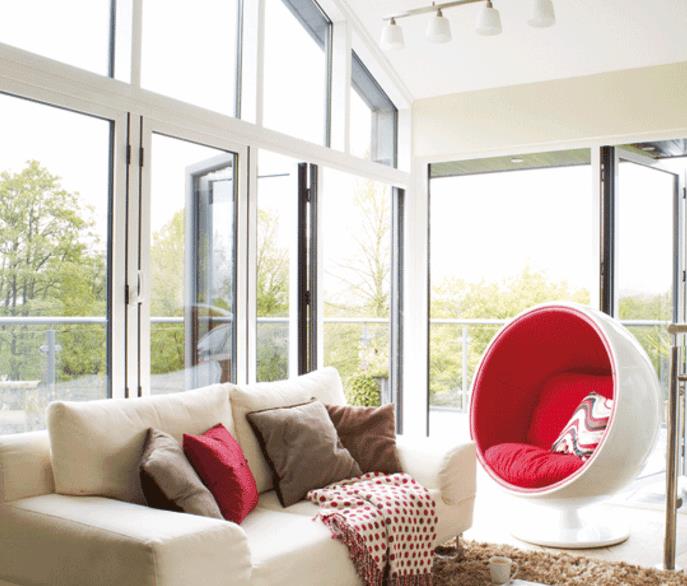 deco-veranda-modern-soffa-grädde-färg-fåtölj-samtida-design-brun-matta