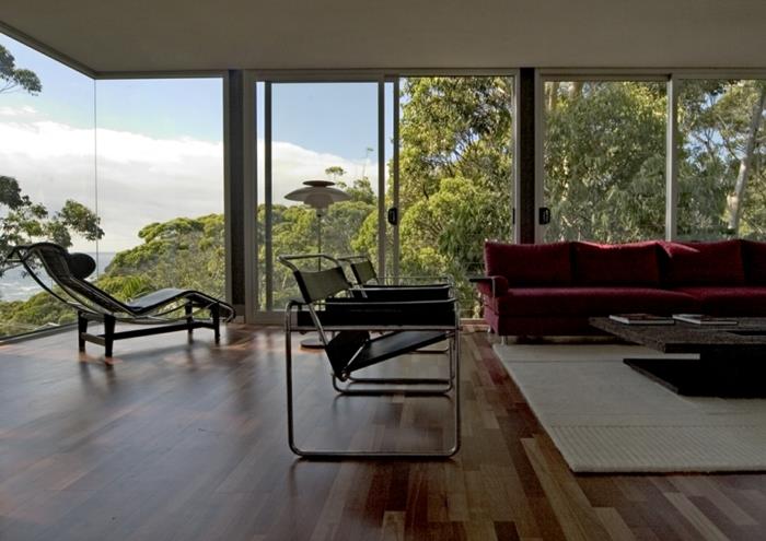 förlängningshus-mycket-modern-schäslong-svart-soffa-färg-vinröd-svarta-stolar-en-beundransvärd-vy