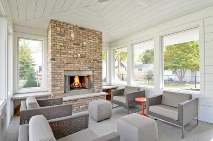 underbar-idé-deco-veranda-nykter-stil-grå-möbler-och-en-magnifik-öppen spis