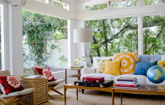 idé-deco-traditionell-veranda-möblerad-i-relax-område-stor-vit-soffa-litet träbord