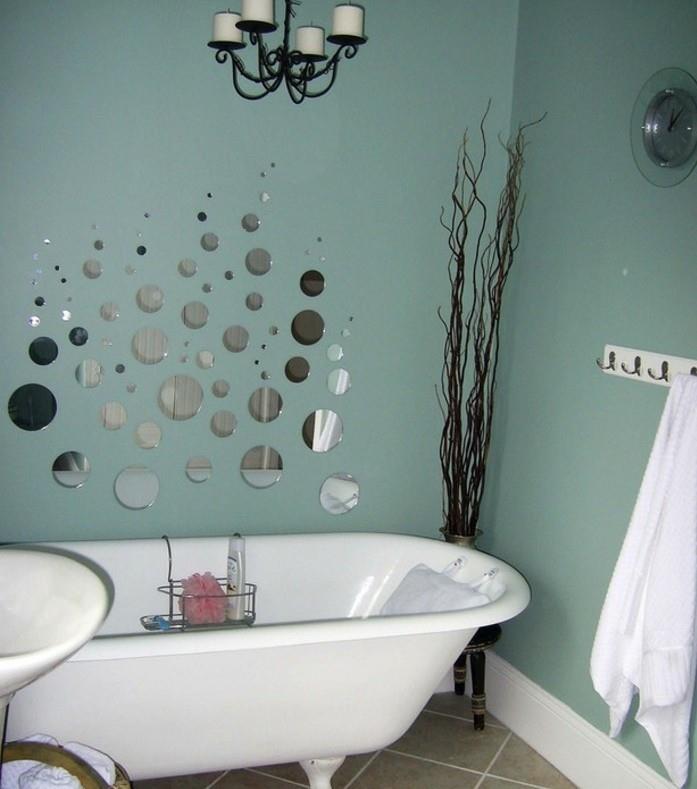 pekná-kúpeľňa-dekor-v-modro-modrom-malých-zrkadlách-imitujúca-voda