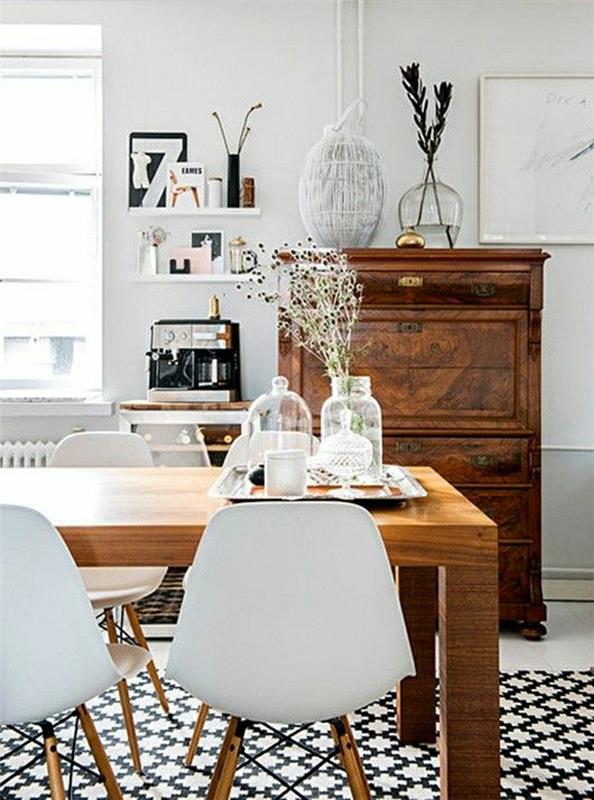 2-čierno-biele kockované dlaždice-pre-modernú-obývaciu izbu-svetlé-drevo-stôl-a-biele stoličky