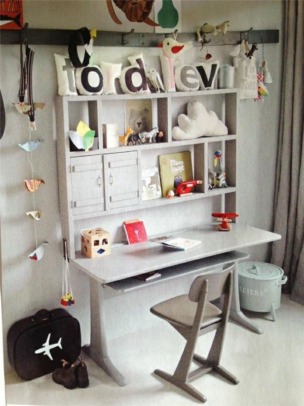 2-grå-kontorsstol-barn-skrivbord-dekoration-vägg-hylla-i-barnrummet