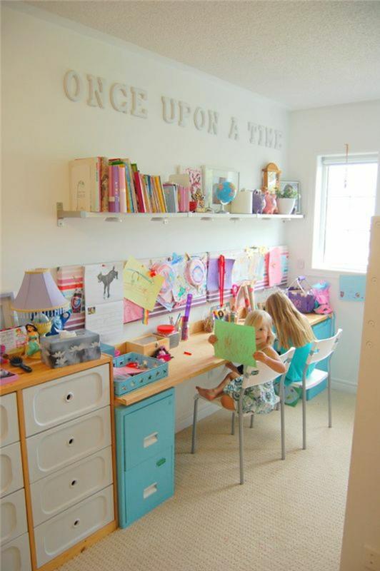 2-barnrum-med-en-trä-kontorsstol-och-järn-barn-rum-flickor