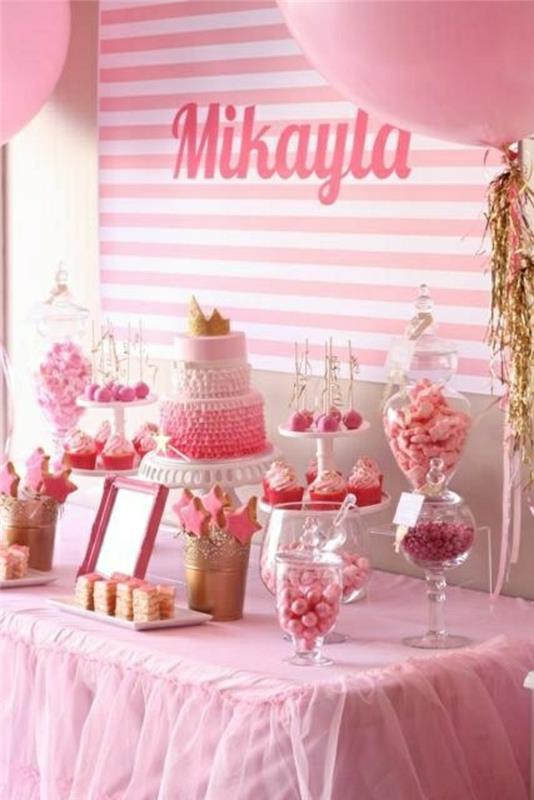 2-barn-födelsedag-dekoration-med-en-vacker-Barbie-födelsedag-tårta-och-en-rosa-dekoration-