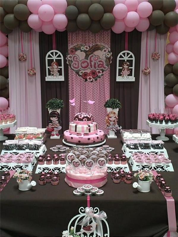 2-deco-födelsedag-barn-med-en-vacker-födelsedag-tårta-barbie