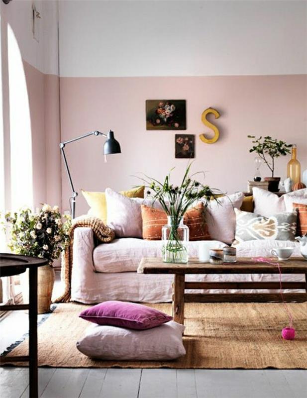 2-idé-deco-moderna-sovrum-vardagsrum-med-massor av blommor-brun-matta-rosa-soffa