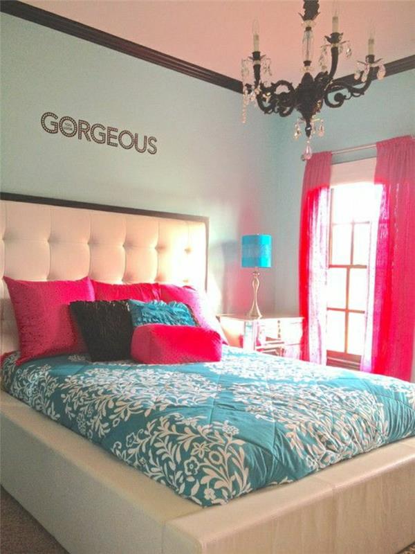 2-vackra-sovrum-för-tonåring-sovrum-inredning-idéer-rosa-gardiner-barock-ljuskrona