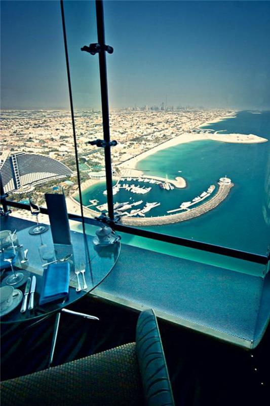 2-de-högsta-skyskraporna-i-världen-burj-al-arab-dubai-interiör-i-restaurangen-med-magnifik utsikt