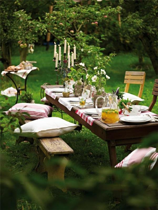 2-trädgård-soffbord-grön-gräsmatta-kuddar-bord-dekoration-trä-bänk-bord-och-bänk