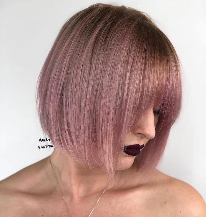 21 korta frisyrer för kvinnor tunn hår modern frisyr i rosa en kvinna med mörkröda läppar