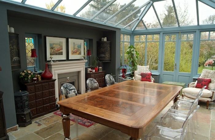veradna-matsal-massiva-trä-bord-stolar-klinkergolv-snyggt-dekorativa-detaljer