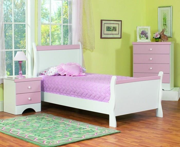 žltá dievčenská izba-dekor-s-ružovými akcentmi-zelený-koberec-s-kvetinovými vzormi