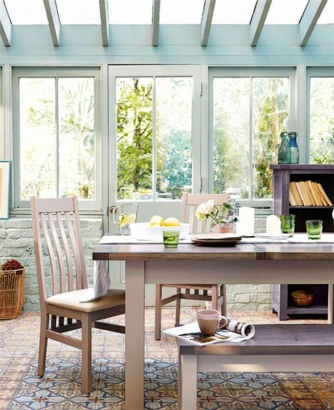 deco-veranda-möblerad-i-matsal-vit-massiv-bord-och-två-stolar-idé-kakel-veranda-mosaik