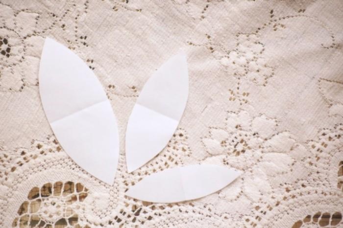 2-cut-leaf-pattern-out-of-paper-first-step-of-the-the-tutorial-to-make-a-DIY- حلق