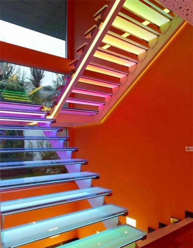 trappa-modern-modell-trappa-halv-allnant-trappa-LED-belysning-i-olika-färger