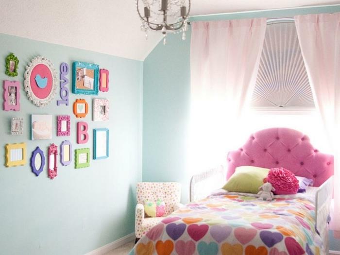 2. nápad-dekorácia-dievča-spálňa-farba-modrá-detská izba-pekná-stena-dekorácia-glamour-ružová-akcenty-pekná-deka-so-vzormi-viacfarebných srdiečok