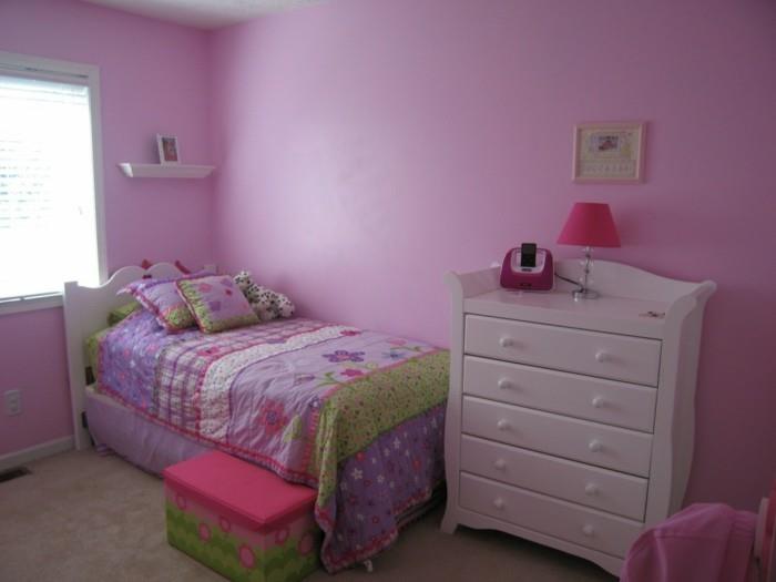 zdobenie-dievča-spálňa-maľba-ružová-detská izba-komoda-biela-viacfarebná-prehoz
