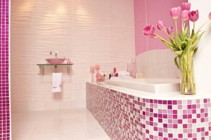 ženská-model-kúpeľne-s-krásnou-ružovou-mozaikou-vstavanou vaňou