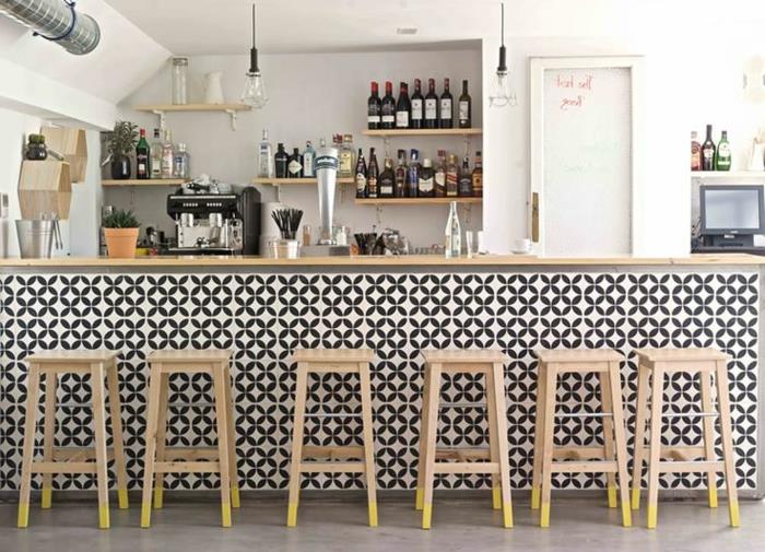 3-čierno-biele kockované dlaždice-do-kuchyne-baru-s-drevenými-barovými stoličkami