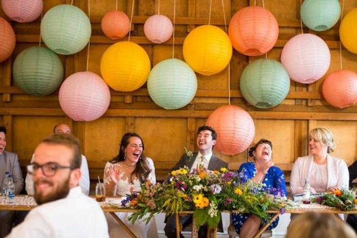 3-dekoration-bröllop-rum-med-stora-country-bollar-i-flera-färger