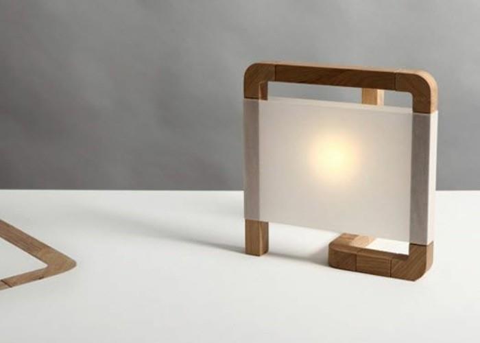 3-dizajn-svetlo-v-prírodnom-dreve-betóne-stene-šedej-voskovej-dizajnovej-stojacej lampe