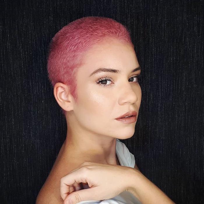 39 modern kort kvinna trend frisyr 2020 mycket kort rosa hår för en modig ung kvinna