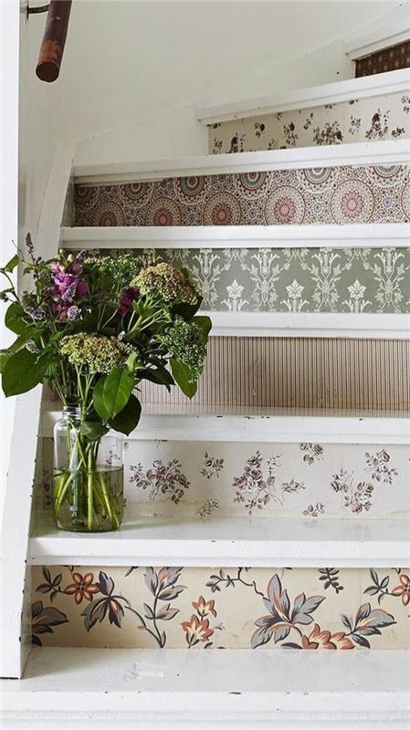 deco-trätrappa-med-stigar-dekorerade-med-tapet-vas-av-blommor-placerade-på-ett-steg