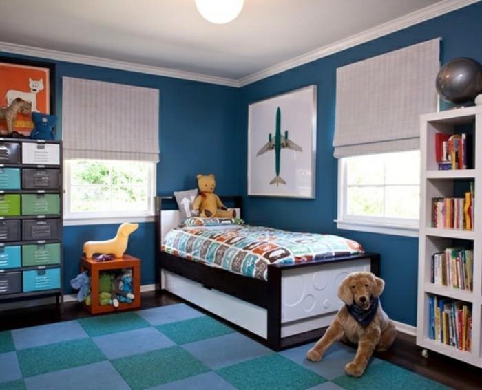 tmavo-modrá-detská izba-farba-fantastická-chlapčenská-spálňová-výzdoba-nápady-modrá-a-zelená-posteľ-v-čiernej-a-bielej knižnici