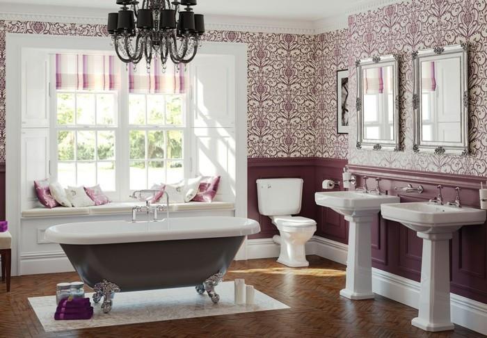 pekná-deco-kúpeľňa-nápad-kúpeľňa-s-drevenými parketami-nápad-kúpeľňa-tapeta-s-kvetinovými vzormi-voľne stojaca-vaňa-v strede-sedadlo-okno-umývadlo-stĺp