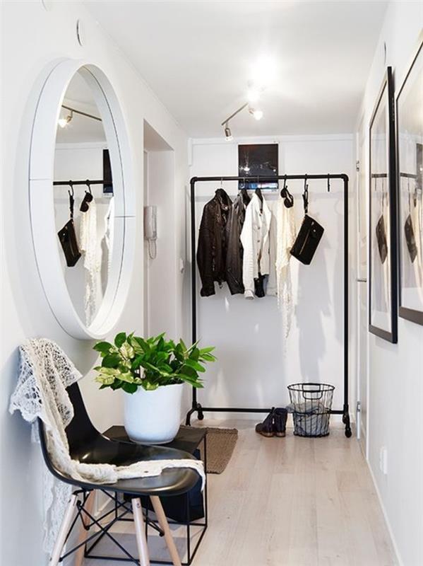 40-walk-in-closet-en-stol-av-hängda-kläder-storlek