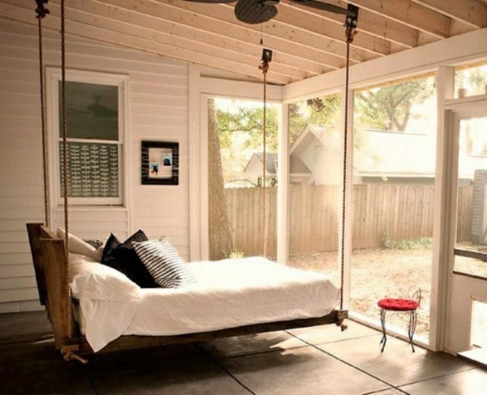 deco-veranda-ombyggd-till-sovrum-en-upphängd-säng-lysande-idé