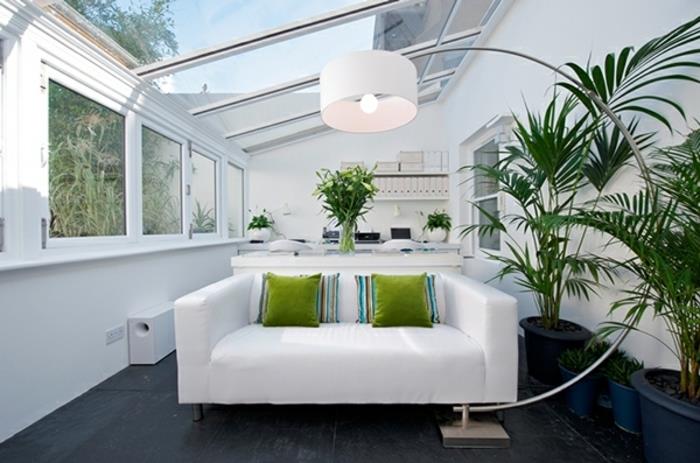 deco-veranda-en-blanc-med-några-gröna-accenter-som-tar-färg-veranda-ordnad-i-skrivbord-lampa-design-intressant-veranda-stil-ultra-miderne