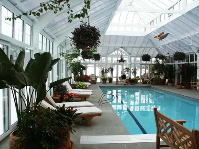 idé-deco-veranda-spelar-rollen-av-en-pool-hölje-solstol-i-trä-deco-blommor