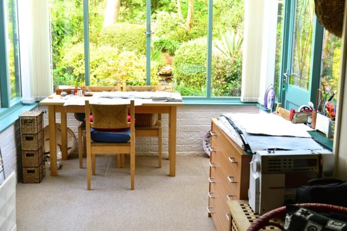 ganska-liten-veranda-konverterad-till-kontor-möjlighet-av-stress-fri-arbete-nära-naturen